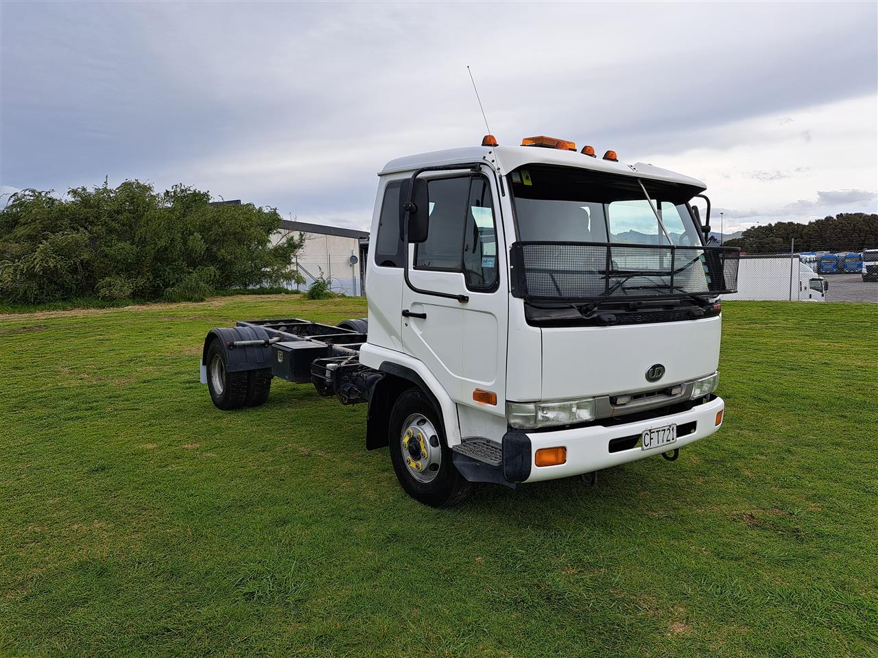 Image - 2004 Nissan Diesel MK205 - 4x2 cab chassis