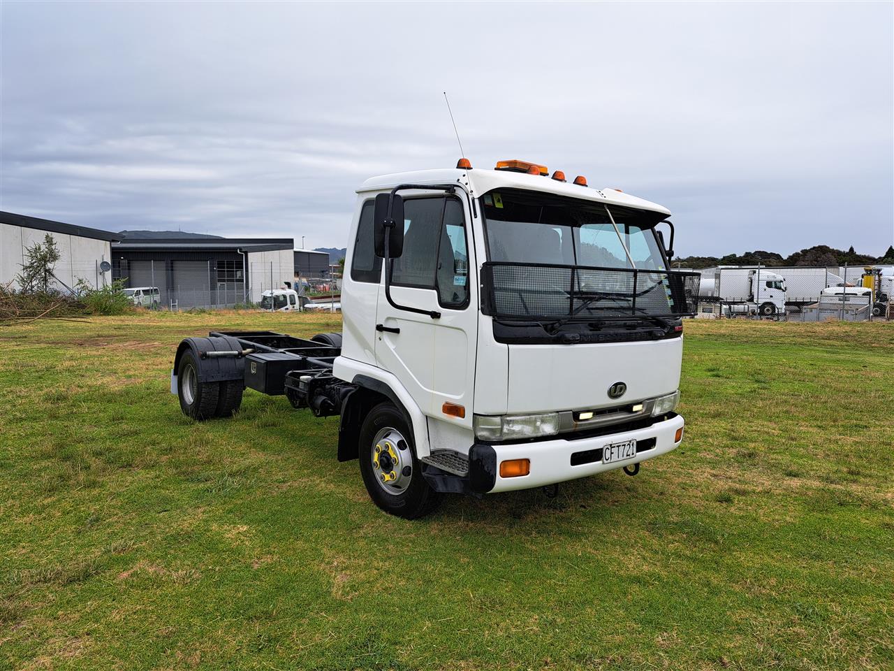 2004 Nissan Diesel MK205 - 4x2 cab chassis